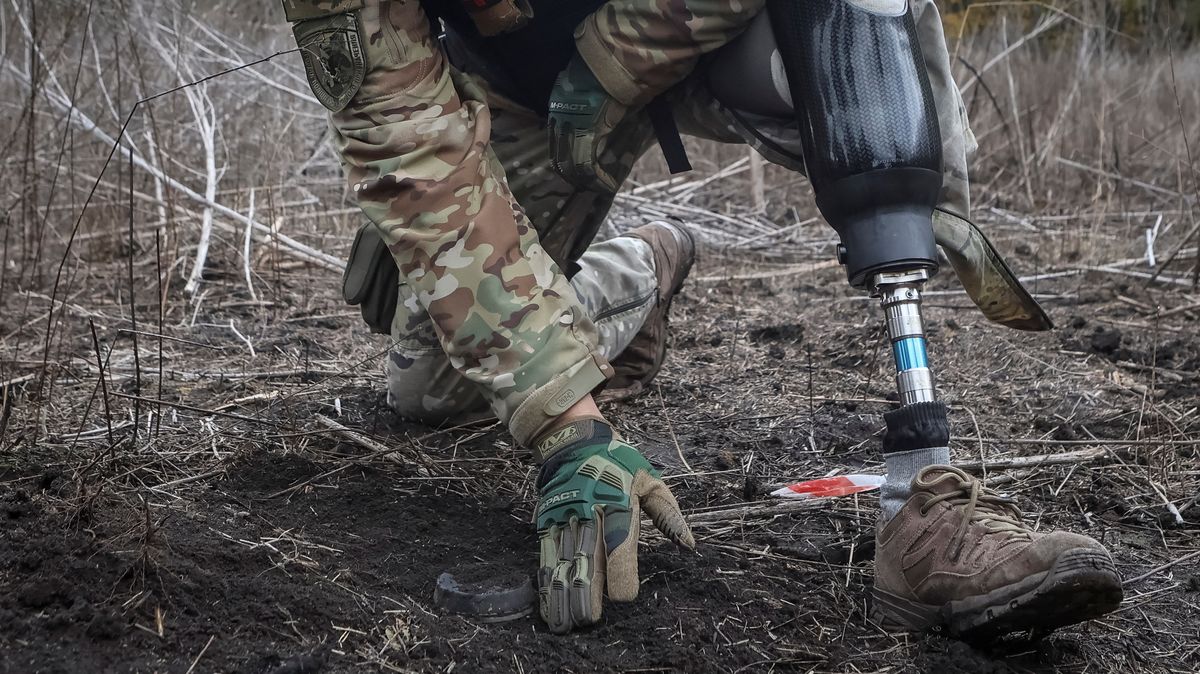 Přišli o končetiny, přesto ukrajinští ženisté dál likvidují miny